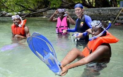 You are currently viewing Mergulhadores voluntários ajudam coral haitiano